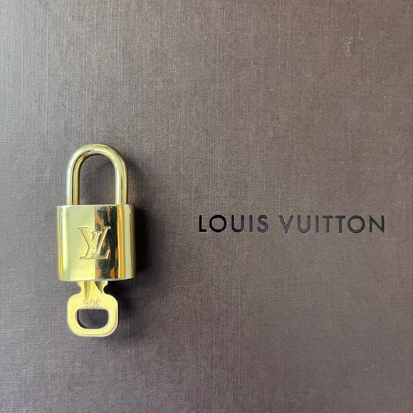 ⭐️SALE⭐️ #306 LOUIS VUITTON Vintage functioning Lock and Key. EUC. - Picture 8 of 8